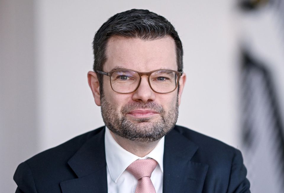 Bundesjustizminister Marco Buschmann, ein Mann mit Brille und im Anzug