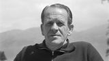 Auf Nerz folgte der große Sepp Herberger, der bis 1964 im Amt blieb. Herberger lieferte mit dem Triumph bei der WM 1954 im Berner Wankdorf-Stadion einen Gründungsmythos der jungen Bundesrepublik. Seine Weisheiten und Sprüche ("Der Ball ist rund – und das Spiel dauert 90 Minuten" ) gehören seitdem zum festen Wortschatz in Deutschland.
