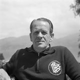 Auf Nerz folgte der große Sepp Herberger, der bis 1964 im Amt blieb. Herberger lieferte mit dem Triumph bei der WM 1954 im Berner Wankdorf-Stadion einen Gründungsmythos der jungen Bundesrepublik. Seine Weisheiten und Sprüche ("Der Ball ist rund – und das Spiel dauert 90 Minuten" ) gehören seitdem zum festen Wortschatz in Deutschland.