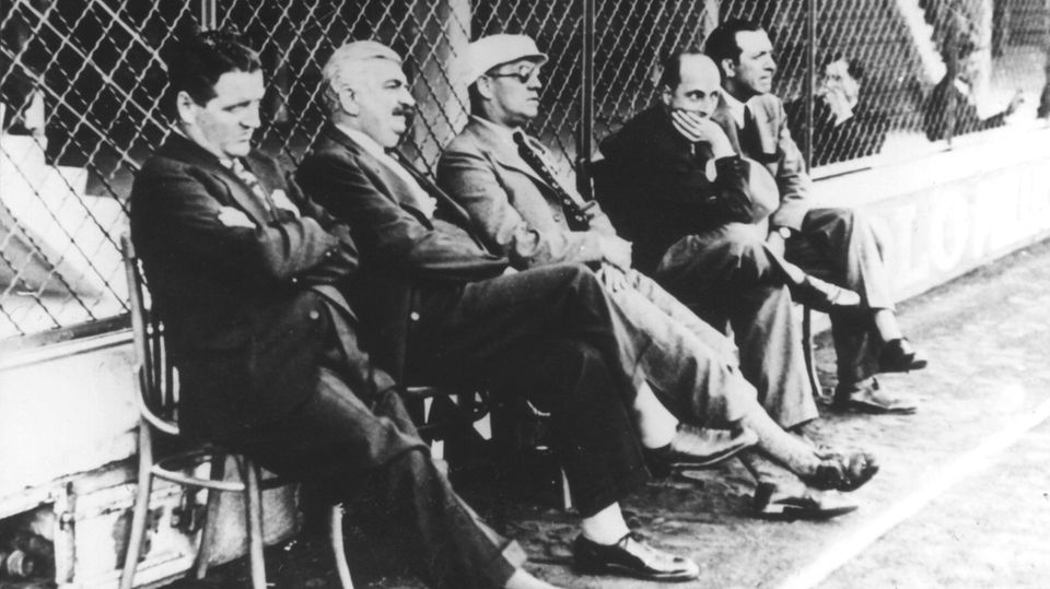 Erster Bundestrainer war Otto Nerz, hier in der Mitte mit der Sonnenbrille während der Weltmeisterschaft 1934 zu sehen. Die Nationalmannschaft existierte als feste Institution erst seit 1908, als der DFB das erste offizielle Länderspiel ausrichtete. Erst 1926 wurde mit Nerz der erste "Reichstrainer" berufen, was er bis 1936 blieb. Einen Titel gewann Nerz nicht, führte die Nationalelf aber bei der ersten WM-Teilnahme 1934 in Italien ins Halbfinale.