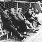 Erster Bundestrainer war Otto Nerz, hier in der Mitte mit der Sonnenbrille während der Weltmeisterschaft 1934 zu sehen. Die Nationalmannschaft existierte als feste Institution erst seit 1908, als der DFB das erste offizielle Länderspiel ausrichtete. Erst 1926 wurde mit Nerz der erste "Reichstrainer" berufen, was er bis 1936 blieb. Einen Titel gewann Nerz nicht, führte die Nationalelf aber bei der ersten WM-Teilnahme 1934 in Italien ins Halbfinale.