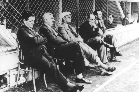 Erster Bundestrainer war Otto Nerz, hier in der Mitte mit der Sonnenbrille während der Weltmeisterschaft 1934 zu sehen. Die Nationalmannschaft existierte als feste Institution erst seit 1908, als der DFB das erste offizielle Länderspiel ausrichtete. Erst 1926 wurde mit Nerz der erste "Reichstrainer" berufen, was er bis 1936 blieb. Einen Titel gewann Nerz nicht, führte die Nationalelf aber bei der ersten WM-Teilnahme 1934 in Italien ins Halbfinale.