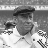 Helmut Schön war der "Mann mit der Mütze". Er ist mit dem EM-Titel 1972 und dem WM-Titel 1974 der erfolgreichste Bundestrainer aller Zeiten. Schön trug aber mit der "Schmach von Cordoba" bei der WM in Argentinien zu einer der größten Niederlagen der Nationalelf bei. Damals verlor die DFB-Elf im letzten Spiel der Zwischenrunde gegen Österreich und flog als Titelverteidiger aus dem Turnier.