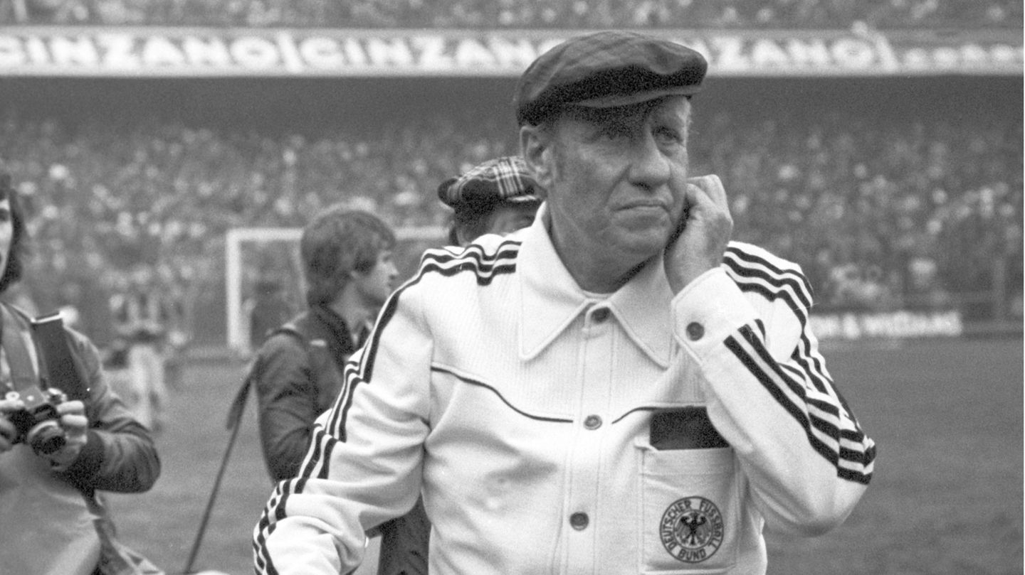 Helmut Schön war der "Mann mit der Mütze". Er ist mit dem EM-Titel 1972 und dem WM-Titel 1974 der erfolgreichste Bundestrainer aller Zeiten. Schön trug aber mit der "Schmach von Cordoba" bei der WM in Argentinien zu einer der größten Niederlagen der Nationalelf bei. Damals verlor die DFB-Elf im letzten Spiel der Zwischenrunde gegen Österreich und flog als Titelverteidiger aus dem Turnier.