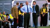 Erich Ribbeck (m.) wurde 1998 zum Nachfolger von Vogts. Der "Spiegel" nannte seine Berufung damals "die größte Fehlentscheidung in der Geschichte des DFB" und sollte Recht behalten. Die EM 2000 in den Niederlanden und Belgien endete in einem Debakel. Die DFB-Elf flog nach der Gruppenphase als Tabellenletzter mit einem gewonnenen Punkt aus dem Turnier. Der Begriff "Rumpelfußball" war geboren und die Nationalelf an einem Tiefpunkt angelangt. Die Zeit des "schönen Erichs" war damit schnell wieder abgelaufen.