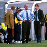 Erich Ribbeck (m.) wurde 1998 zum Nachfolger von Vogts. Der "Spiegel" nannte seine Berufung damals "die größte Fehlentscheidung in der Geschichte des DFB" und sollte Recht behalten. Die EM 2000 in den Niederlanden und Belgien endete in einem Debakel. Die DFB-Elf flog nach der Gruppenphase als Tabellenletzter mit einem gewonnenen Punkt aus dem Turnier. Der Begriff "Rumpelfußball" war geboren und die Nationalelf an einem Tiefpunkt angelangt. Die Zeit des "schönen Erichs" war damit schnell wieder abgelaufen.