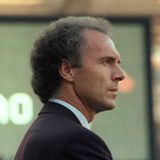 1984 wurde Franz Beckenbauer Bundestrainer. Zwei Jahre später führte er die Nationalelf wieder ins WM-Finale, wo sie gegen Maradonas Argentinien unterlag. 1988 reichte es bei der Heim-EM für das Halbfinale, bevor Beckenbauer mit dem Gewinn des WM-Titels 1990 in Rom endgültig zur Lichtgestalt des deutschen Fußballs wurde. Als Spieler und als Trainer Weltmeister – das hatte vor ihm noch keiner geschafft.