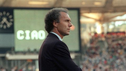 1984 wurde Franz Beckenbauer Bundestrainer. Zwei Jahre später führte er die Nationalelf wieder ins WM-Finale, wo sie gegen Maradonas Argentinien unterlag. 1988 reichte es bei der Heim-EM für das Halbfinale, bevor Beckenbauer mit dem Gewinn des WM-Titels 1990 in Rom endgültig zur Lichtgestalt des deutschen Fußballs wurde. Als Spieler und als Trainer Weltmeister – das hatte vor ihm noch keiner geschafft.