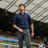 Joachim Löw setzte die Arbeit von Klinsmann kongenial fort. Erst Vize-Europameister 2008, WM-Dritter 2010, Halbfinale bei der EM 2012 und 2014 schließlich der große Triumph: Deutschland wurde im Maracana-Stadion von Rio de Janeiro zum vierten Mal Weltmeister. Nach einer soliden EM 2016 in Frankreich (Halbfinale) folgte das Desaster von 2018 in Russland. Deutschland flog nach der Gruppenphase raus. Wieder war ein Tiefpunkt erreicht, doch Löw traute sich den Neubeginn zu. Bei der EM 2021 scheiterte die DFB-Elf im Achtelfinale, Löws Kredit war endgültig aufgebraucht.