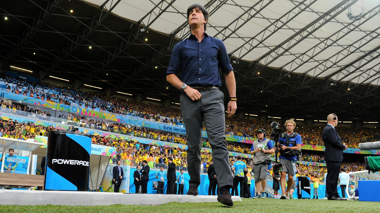 DFB: Joachim Löw setzte die Arbeit von Klinsmann kongenial fort. Erst Vize-Europameister 2008, WM-Dritter 2010, Halbfinale bei der EM 2012 und 2014 schließlich der große Triumph: Deutschland wurde im Maracana-Stadion von Rio de Janeiro zum vierten Mal Weltmeister. Nach einer soliden EM 2016 in Frankreich (Halbfinale) folgte das Desaster von 2018 in Russland. Deutschland flog nach der Gruppenphase raus. Wieder war ein Tiefpunkt erreicht, doch Löw traute sich den Neubeginn zu. Bei der EM 2021 scheiterte die DFB-Elf im Achtelfinale, Löws Kredit war endgültig aufgebraucht. Joachim Löw setzte die Arbeit von Klinsmann kongenial fort. Erst Vize-Europameister 2008, WM-Dritter 2010, Halbfinale bei der EM 2012 und 2014 schließlich der große Triumph: Deutschland wurde im Maracana-Stadion von Rio de Janeiro zum vierten Mal Weltmeister. Nach einer soliden EM 2016 in Frankreich (Halbfinale) folgte das Desaster von 2018 in Russland. Deutschland flog nach der Gruppenphase raus. Wieder war ein Tiefpunkt erreicht, doch Löw traute sich den Neubeginn zu. Bei der EM 2021 scheiterte die DFB-Elf im Achtelfinale, Löws Kredit war endgültig aufgebraucht.