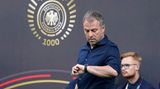 Mit Hansi Flick übernahm Löws-WM-Titel-Assistent das Ruder bei der Nationalelf. Mit der zusätzlichen Reputation von sechs Titeln bei den Bayern innerhalb einer Saison sollte Flick die Nationalelf zu alter Stärke führen. Daraus wurde bekanntermaßen nichts. In Katar scheiterten Flick und die Mannschaft auf ganzer Linie. Trotz Vertrauensvorschusses gelang es Flick danach nicht, die vollkommen verunsicherte und lustlos auftretende Elf wieder zu stabilisieren. Die andauernde Erfolgslosigkeit führte dazu, dass der DFB zum ersten Mal in seiner Geschichte einen Trainer entließ.
