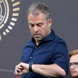 Mit Hansi Flick übernahm Löws-WM-Titel-Assistent das Ruder bei der Nationalelf. Mit der zusätzlichen Reputation von sechs Titeln bei den Bayern innerhalb einer Saison sollte Flick die Nationalelf zu alter Stärke führen. Daraus wurde bekanntermaßen nichts. In Katar scheiterten Flick und die Mannschaft auf ganzer Linie. Trotz Vertrauensvorschusses gelang es Flick danach nicht, die vollkommen verunsicherte und lustlos auftretende Elf wieder zu stabilisieren. Die andauernde Erfolgslosigkeit führte dazu, dass der DFB zum ersten Mal in seiner Geschichte einen Trainer entließ.