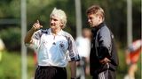 Die Zeit von Rudi Völler (mit Co-Trainer Michael Skibbe, r.) war gekommen. Der Fan-Liebling übernahm das Ruder und führte die DFB-Elf bei der WM in Japan und Südkorea mit mehr Glück als Verstand ins Finale, das gegen Ronaldo und Brasilien glatt mit 0:2 verloren ging. Doch Völler bewies, dass auch Rumpelfußball erfolgreich sein kann. Bei der EM 2004 sah es wieder anders aus. Erneut flog die deutsche Mannschaft nach der Gruppenphase raus und Völler beendete sein Engagement. Im September 2023 übernahm Völler noch einmal für ein Spiel die Betreuung der Nationalelf, nachdem Hansi Flick entlassen worden war.
