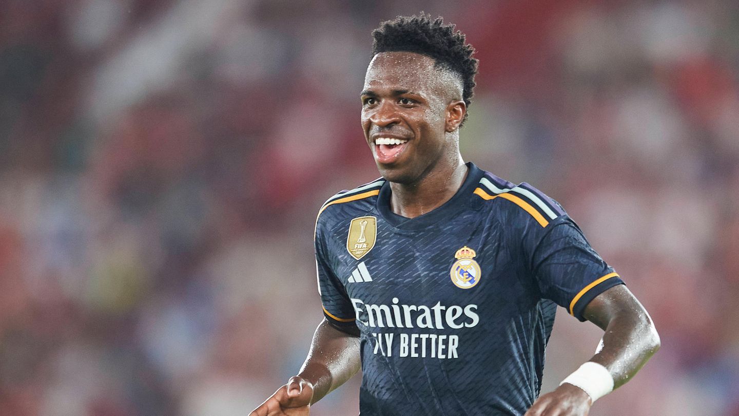Den höchsten Marktwert im Kader der Königlichen hat Vinicius Junior. 150 Millionen Euro schwer ist der 23-jährige Brasilianer – nur Erling Haaland und Kylian Mbappé sind mehr wert. Nach anfänglichen Schwierigkeiten ist Vinicius mittlerweile der Star in der Real-Offensive. Besonders sein Siegtor im Champions-League-Finale 2022 gegen den FC Liverpool bleibt in Erinnerung. Mit Jude Bellingham, Rodrygo und Federico Valverde sind noch drei weitere Spieler der Madrilenen über 100 Millionen Euro wert.