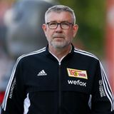 Von Vergleichen mit Mafia-Bossen ist Urs Fischer weit entfernt. Der 57-jährige Schweizer steht nicht nur für Bodenständigkeit, sondern auch für Erfolg. 2018 übernahm er die Köpenicker in der 2. Liga, stieg direkt auf und verbesserte seitdem jährlich die Platzierung des Vereins. Fischer steht ungern im Vordergrund und lässt seine Arbeit für sich sprechen. Sein Lieblingshobby ist das Fliegenfischen.