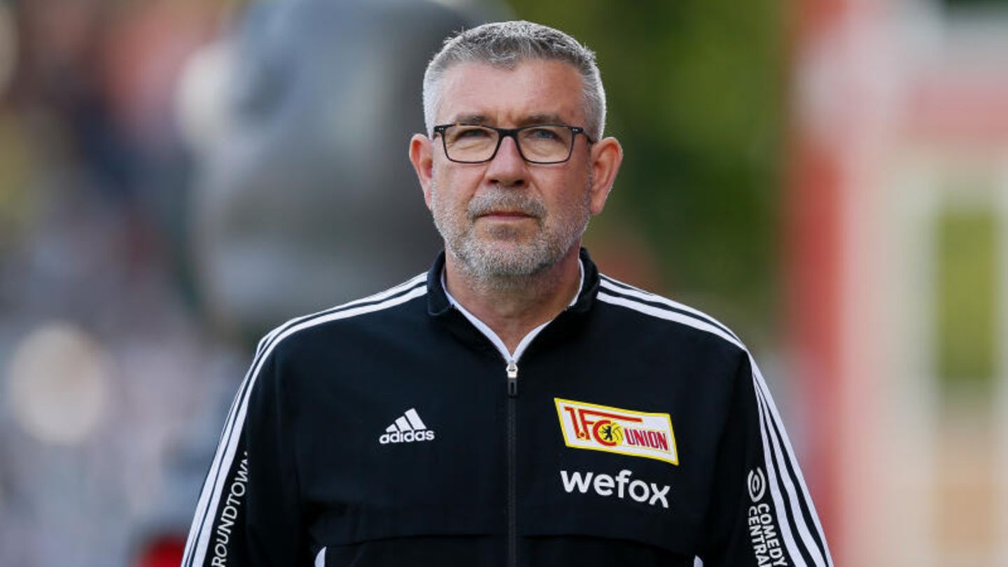 Von Vergleichen mit Mafia-Bossen ist Urs Fischer weit entfernt. Der 57-jährige Schweizer steht nicht nur für Bodenständigkeit, sondern auch für Erfolg. 2018 übernahm er die Köpenicker in der 2. Liga, stieg direkt auf und verbesserte seitdem jährlich die Platzierung des Vereins. Fischer steht ungern im Vordergrund und lässt seine Arbeit für sich sprechen. Sein Lieblingshobby ist das Fliegenfischen.