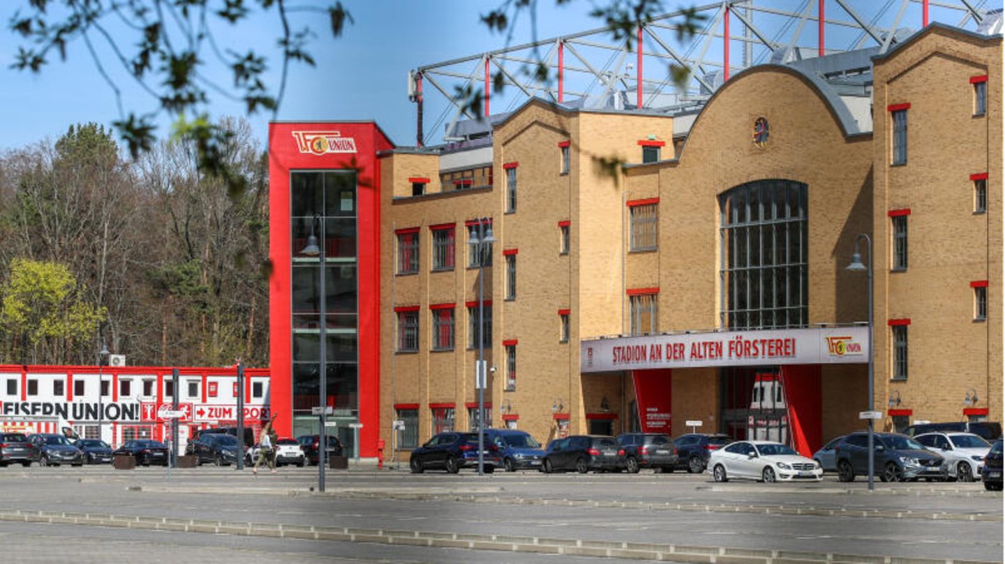 Die Stadien Champions League an der Alten Försterei – der Traum vieler Fans wird trotz erfolgreicher Qualifikation nicht wahr werden. Das kultige Stadion ist mit seinen 22.000 Plätzen schlicht zu klein. Deswegen zieht man nun für die Heimspiele ins Olympiastadion, wo normalerweise Stadtrivale Hertha hausiert. Wahrscheinlich werden die Unioner auch bald in der Bundesliga dort spielen. 2025 sollen nämlich Baumaßnahmen am Stadion an der Alten Försterei die Kapazität um rund 15.000 Plätze erhöhen. Beim Umbau sollen auch wieder die eigenen Anhänger eingebunden werden. 2008 haben bereits über 2000 Fans freiwillig ihre Arena auf der "geilsten Baustelle der Welt" saniert.
