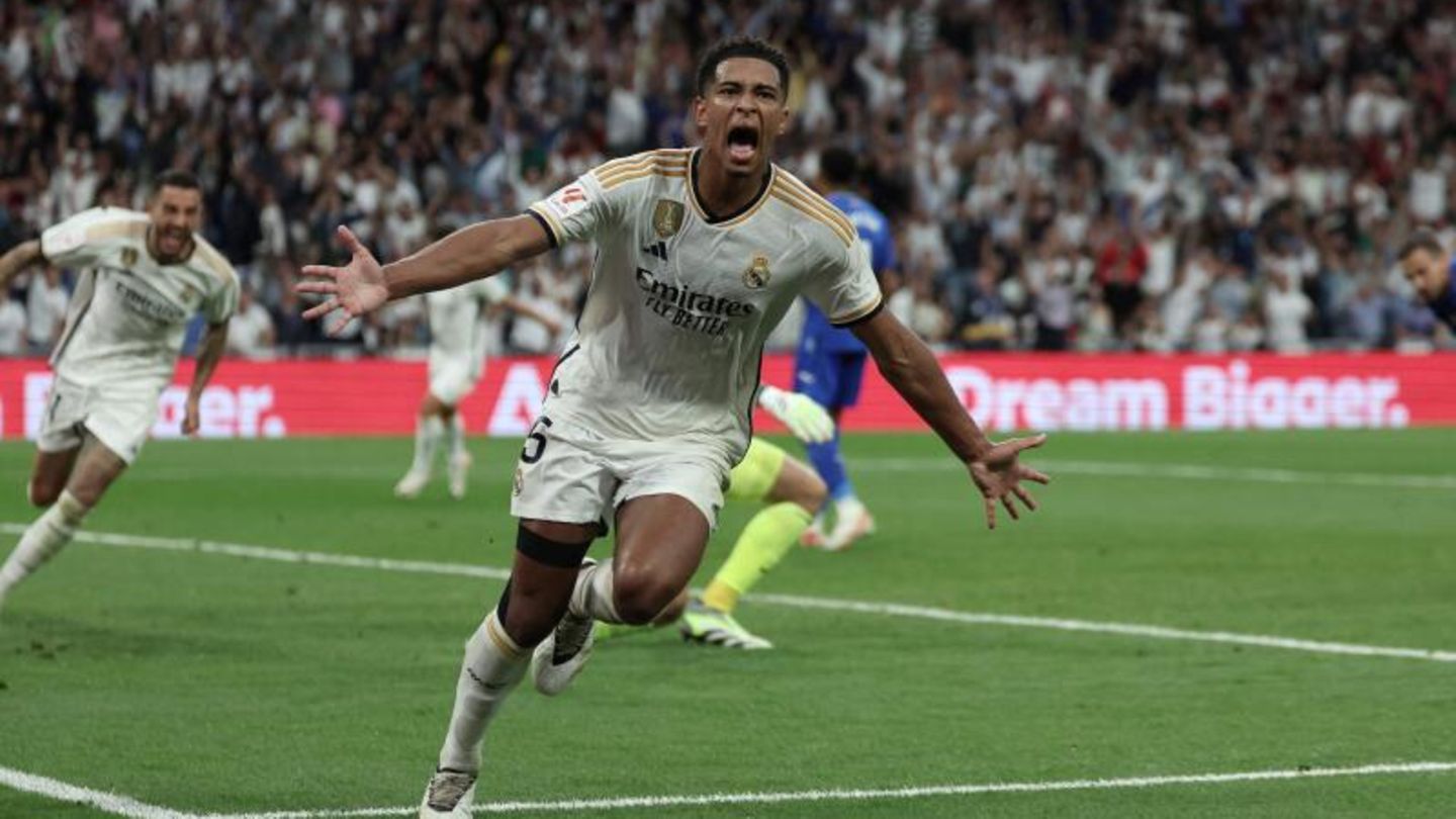 Nach dem Abgang von Weltfußballer Karim Benzema nach Saudi-Arabien klaffte eine Lücke im Sturm von Real Madrid. Die wenigsten hätten wohl damit gerechnet, dass der 20-jährige Jude Bellingham diese füllt. Bellingham kam im Sommer für die stolze Summe von 103 Millionen Euro aus Dortmund und war ursprünglich als defensiver Mittelfeld-Spieler eingeplant. Doch nach fünf Spieltagen führt der Engländer die Torschützenliste der spanischen Liga mit fünf Treffern an.