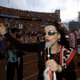 "Wir aus dem Osten geh'n immer nach vorn, Schulter an Schulter für Eisern Union". So beginnt die Vereinshymne "Eisern Union" der Berliner, die von Nina Hagen gesungen wird. Die Ost-Berlinerin performte den Song sogar 1998 live, als Union in der Regionalliga Nordost gegen Chemnitz spielte. Seitdem läuft die Hymne bei jedem Heimspiel.