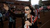 "Wir aus dem Osten geh'n immer nach vorn, Schulter an Schulter für Eisern Union". So beginnt die Vereinshymne "Eisern Union" der Berliner, die von Nina Hagen gesungen wird. Die Ost-Berlinerin performte den Song sogar 1998 live, als Union in der Regionalliga Nordost gegen Chemnitz spielte. Seitdem läuft die Hymne bei jedem Heimspiel.