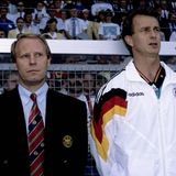 Berti Vogts (mit Assistent Rainer Bonhof) trat damals ein schweres Erbe an. Im Selbstverständnis der Deutschen war die Nationalelf quasi unbesiegbar. Bei der EM 1992 in Schweden ging es bis ins Finale gegen Dänemark und die Deutschen fühlten sich schon als Europameister. Doch die Dänen machten dem selbstzufriedenen Weltmeister einen dicken Strich durch die Rechnung. Vier Jahre später machte die DFB-Elf alles wieder gut und wurde in England Europameister. Die Weltmeisterschaften unter Vogts waren kein Ruhmesblatt und endeten jeweils im Viertelfinale.