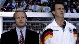 Berti Vogts (mit Assistent Rainer Bonhof) trat damals ein schweres Erbe an. Im Selbstverständnis der Deutschen war die Nationalelf quasi unbesiegbar. Bei der EM 1992 in Schweden ging es bis ins Finale gegen Dänemark und die Deutschen fühlten sich schon als Europameister. Doch die Dänen machten dem selbstzufriedenen Weltmeister einen dicken Strich durch die Rechnung. Vier Jahre später machte die DFB-Elf alles wieder gut und wurde in England Europameister. Die Weltmeisterschaften unter Vogts waren kein Ruhmesblatt und endeten jeweils im Viertelfinale.