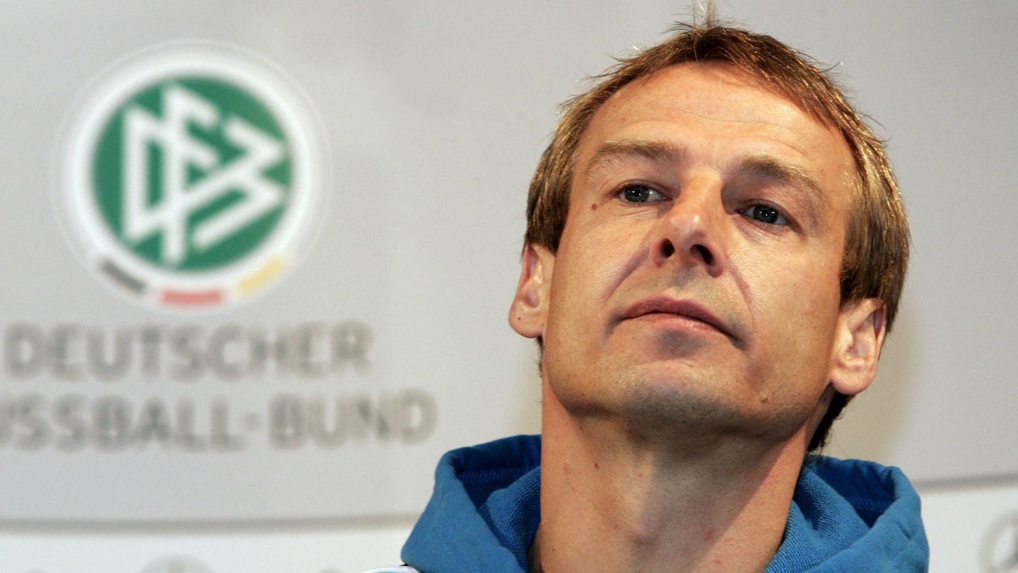Dann kam der große Reformator. Jürgen Klinsmann erhielt den Auftrag, die DFB-Elf für die Heim-WM 2006 fit zu machen – und das gelang ihm. Er verjüngte die Mannschaft und setzte auf eine offensive Spielweise. Garniert mit viel kalifornischer Motivationskunst pushte er die Mannschaft zum dritten Platz und zeichnete maßgeblich für das Sommermärchen verantwortlich.