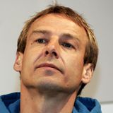 Dann kam der große Reformator. Jürgen Klinsmann erhielt den Auftrag, die DFB-Elf für die Heim-WM 2006 fit zu machen – und das gelang ihm. Er verjüngte die Mannschaft und setzte auf eine offensive Spielweise. Garniert mit viel kalifornischer Motivationskunst pushte er die Mannschaft zum dritten Platz und zeichnete maßgeblich für das Sommermärchen verantwortlich.