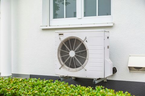Eine Wärmepumpe an einer Hauswand
