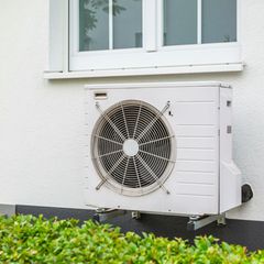 Eine Wärmepumpe an einer Hauswand