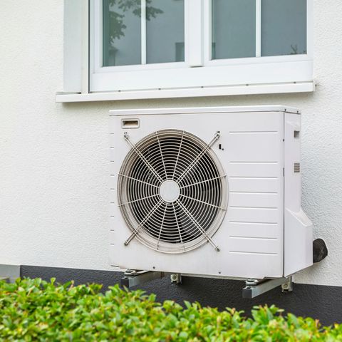 Eine Wärmepumpe an einer Hauswand