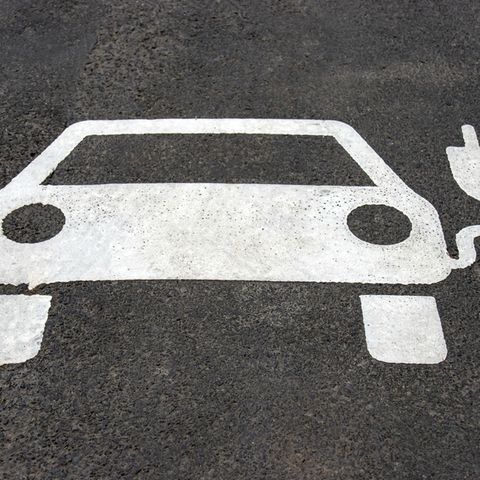 Auf einer Straße ist ein Auto mit einem Kabel aufgezeichnet
