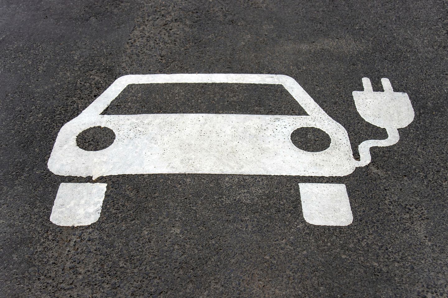 Auf einer Straße ist ein Auto mit einem Kabel aufgezeichnet