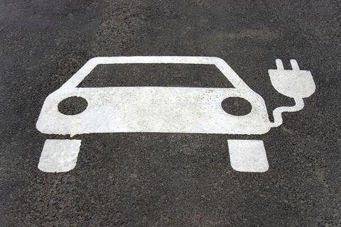 Auf einer Straße ist ein Auto mit einem Kabel aufgezeichnet