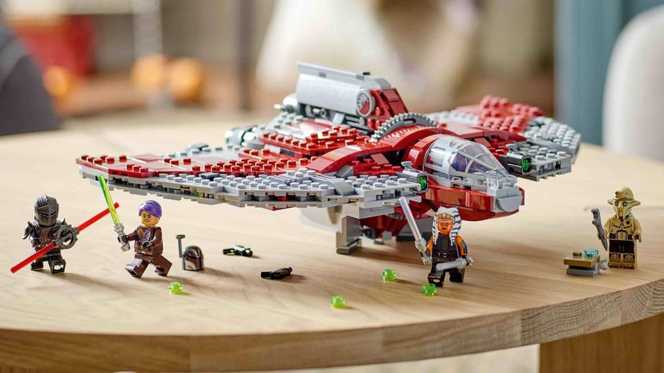 Lego Angebote September 2023: Star Wars Spielset mit Minifiguren auf einem runden Tisch