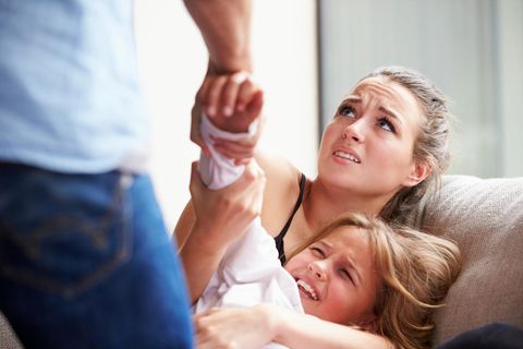 Ein Vater versucht, ein Kind aus den Armen der Mutter zu entreißen