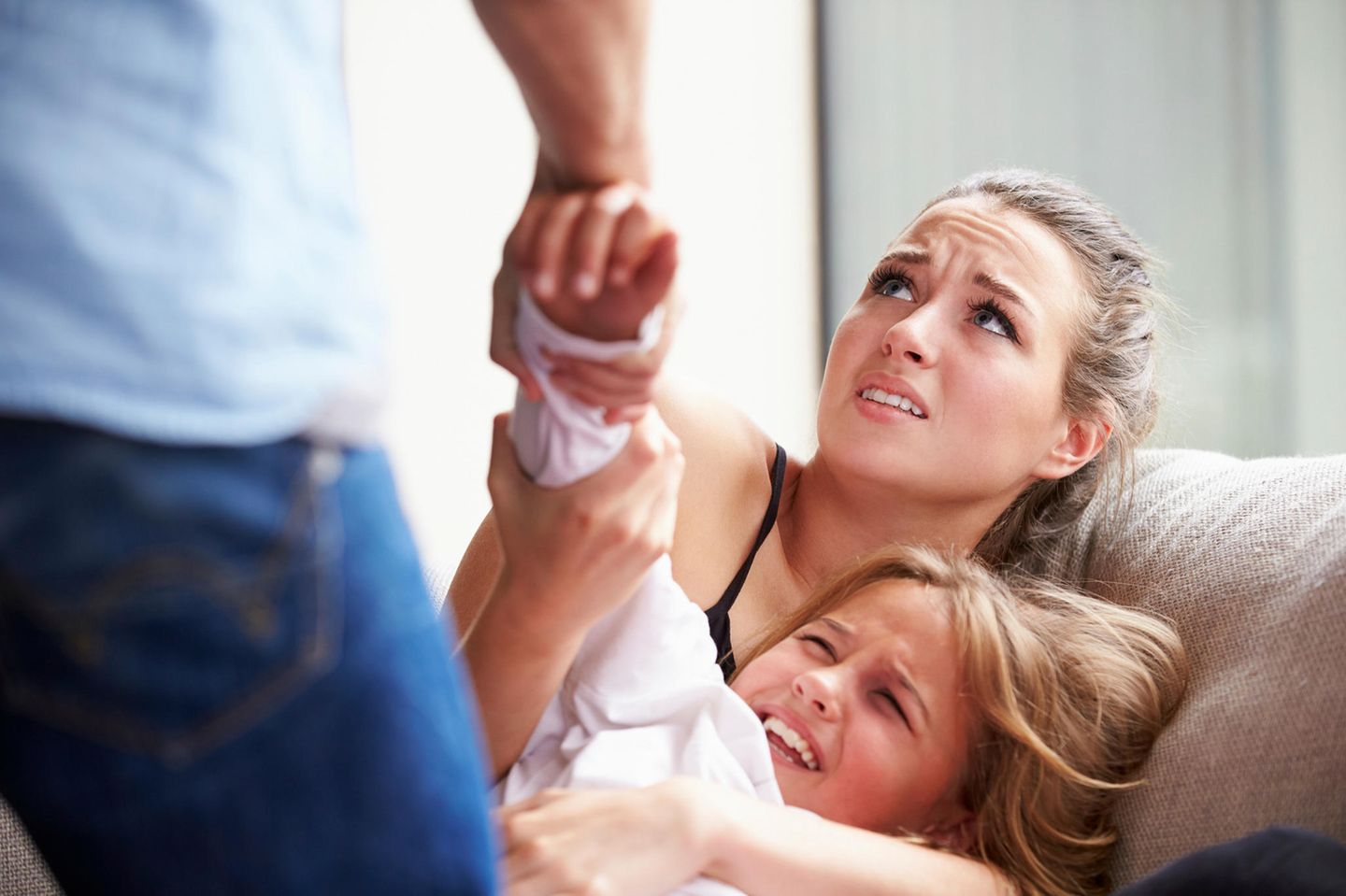 Ein Vater versucht, ein Kind aus den Armen der Mutter zu entreißen