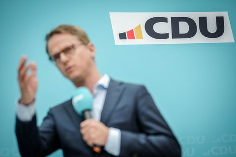 Carsten Linnemann stellt das neue CDU-Logo im Konrad-Adenauer-Haus vor.