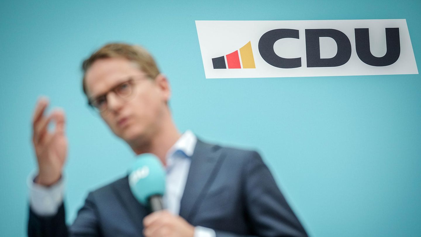 CDU gibt sich ein neues bundesweit einheitliches Parteilogo Carsten Linnemann stellt das neue CDU-Logo im Konrad-Adenauer-Haus vor.