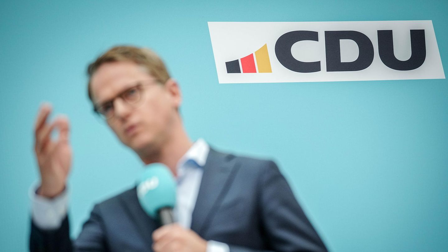 Carsten Linnemann stellt das neue CDU-Logo im Konrad-Adenauer-Haus vor.
