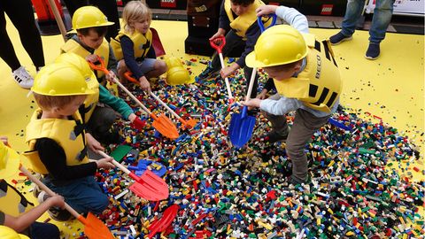 Zu den Top Zwei Lieblingsbeschäftigungen von Kindern gehören Treffen mit Freunden und draußen spielen. Das ergab eine Umfrage des Medienpädagogischen Forschungsverbunds Südwest unter 1200 Kindern im Alter von sechs bis 13 Jahren aus dem Jahr 2022. Auf dem dritten Platz landen bei den Mädchen gemeinsame Zeit mit der Familie, Jungs gehen lieber zocken. Was Kinder in dem Alter laut der Studie heute am wenigsten interessiert: malen oder basteln, ins Kino gehen oder einfach nur Musik hören.