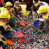 Zu den Top Zwei Lieblingsbeschäftigungen von Kindern gehören Treffen mit Freunden und draußen spielen. Das ergab eine Umfrage des Medienpädagogischen Forschungsverbunds Südwest unter 1200 Kindern im Alter von sechs bis 13 Jahren aus dem Jahr 2022. Auf dem dritten Platz landen bei den Mädchen gemeinsame Zeit mit der Familie, Jungs gehen lieber zocken. Was Kinder in dem Alter laut der Studie heute am wenigsten interessiert: malen oder basteln, ins Kino gehen oder einfach nur Musik hören.