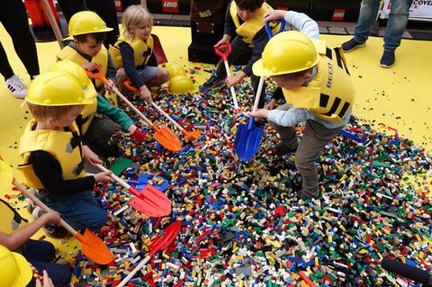 Zu den Top Zwei Lieblingsbeschäftigungen von Kindern gehören Treffen mit Freunden und draußen spielen. Das ergab eine Umfrage des Medienpädagogischen Forschungsverbunds Südwest unter 1200 Kindern im Alter von sechs bis 13 Jahren aus dem Jahr 2022. Auf dem dritten Platz landen bei den Mädchen gemeinsame Zeit mit der Familie, Jungs gehen lieber zocken. Was Kinder in dem Alter laut der Studie heute am wenigsten interessiert: malen oder basteln, ins Kino gehen oder einfach nur Musik hören.