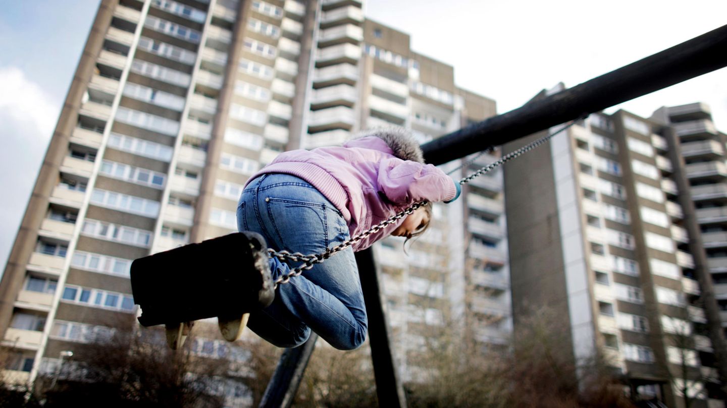 Wie viele Kinder in Deutschland sind armutsgefährdet? 2022 war fast jedes vierte Kind und jeder vierte Jugendliche unter 18 Jahren von Armut und sozialer Ausgrenzung bedroht – weil das Einkommen unter der Armutsgefährdungsgrenze liegt, der Haushalt auf bestimmte materielle und soziale Güter verzichten muss und der Erwerbsanteil sehr gering ist. Knapp 2,2 Millionen Kinder und Jugendliche in Deutschland von Armut gefährdet. Das sind fast 15 Prozent, heißt es beim Statistischen Bundesamt. Je niedriger der Bildungshintergrund der Eltern, desto höher das Risiko. Laut dem Report des Deutschen Kinderhilfswerks 2023 finden fast 80 Prozent der Erwachsenen, dass Deutschland nicht genug gegen Armut unternimmt. Über 80 Prozent der Erwachsenen und mehr als 90 Prozent der befragten Minderjährigen nennen ein geringes Einkommen als Hauptgrund für Kinderarmut. Viele Erwachsene kritisieren auch fehlende Unterstützung für Alleinerziehende, unter anderem bei der Kinderbetreuung. 62 Prozent wären bereit, mehr Steuern zu zahlen, wenn die Kinderarmut in Deutschland damit wirkungsvoll bekämpft würde.
