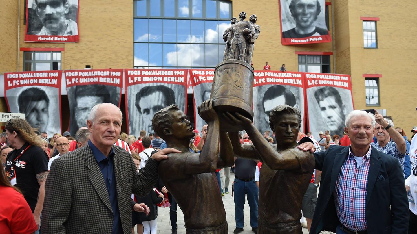 Die Titel Größere Titel für Union Berlin gab es nur in Zeiten des geteilten Deutschlands. 1968 gewannen die Eisernen den FDGB-Pokal. Der DDR-Pokal wurde vom Freien Deutschen Gewerkschaftsbund (FDGB) ausgeschrieben. Gegen den FC Carl Zeiss Jena setzte man sich mit 2:1 durch. Vor dem Stadion an der Alten Försterei erinnert heute ein Denkmal der damaligen Sieger Ulrich Prüfke und Ralph Quest an den größten Titel der Vereinsgeschichte.