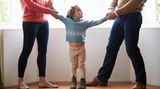 Fast jede fünfte Familie in Deutschland muss ohne einen Elternteil auskommen. 2019 lebten 2,2 Millionen Minderjährige in einer Ein-Eltern-Familie, zeigt eine Umfrage der Bertelsmann-Stiftung. Die Mehrheit der Alleinerziehenden sind Frauen (88 Prozent). Die Hälfte aller Kinder mit getrennten Eltern bekommen Unterhalt; von ihnen wiederum erhält die Hälfte weniger als ihnen eigentlich zusteht. In Ostdeutschland wuchsen zuletzt mehr Kinder mit nur einem Elternteil auf (knapp 25 Prozent) als im Westen (17 Prozent). Im Jahr 2022 ließen sich die Eltern von mehr als 115.000 Kindern scheiden.