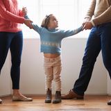 Fast jede fünfte Familie in Deutschland muss ohne einen Elternteil auskommen. 2019 lebten 2,2 Millionen Minderjährige in einer Ein-Eltern-Familie, zeigt eine Umfrage der Bertelsmann-Stiftung. Die Mehrheit der Alleinerziehenden sind Frauen (88 Prozent). Die Hälfte aller Kinder mit getrennten Eltern bekommen Unterhalt; von ihnen wiederum erhält die Hälfte weniger als ihnen eigentlich zusteht. In Ostdeutschland wuchsen zuletzt mehr Kinder mit nur einem Elternteil auf (knapp 25 Prozent) als im Westen (17 Prozent). Im Jahr 2022 ließen sich die Eltern von mehr als 115.000 Kindern scheiden.