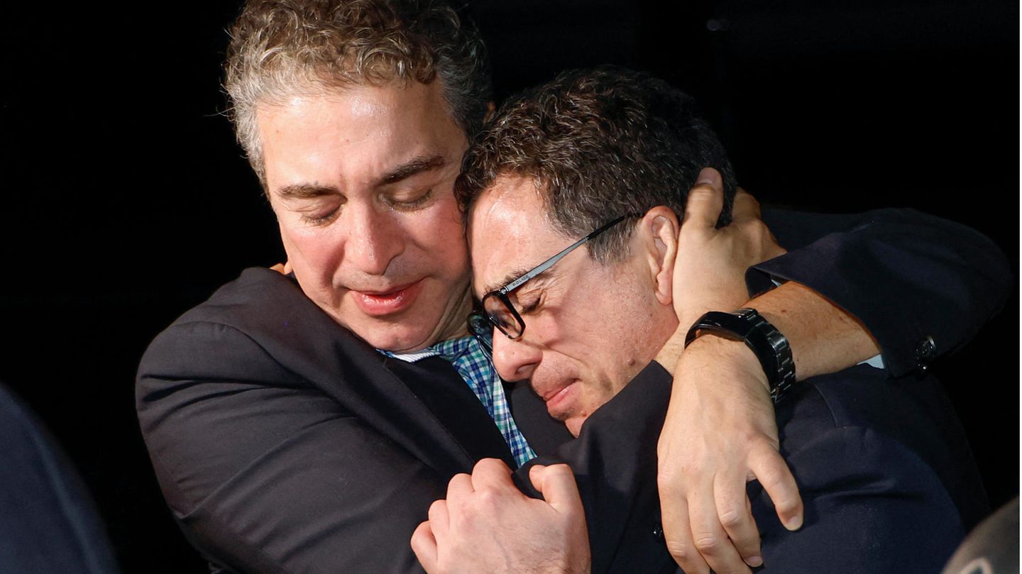 USA: Freed US citizens reunite with their families (video)