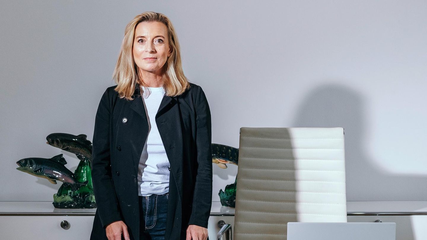 Michaela Bürgle steht an ihrem Schreibtisch