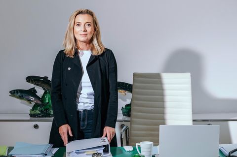 Michaela Bürgle steht an ihrem Schreibtisch